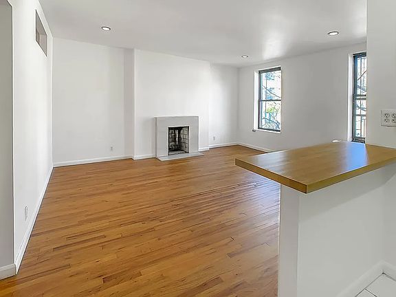5th image of 505 E 6th St APT 5R