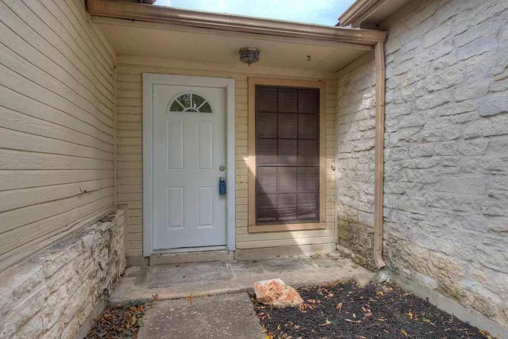 2 Weeks FREE! Sign an 18-month lease and receive 2 weeks FREE. Must move in by October 15th. — Photo 3