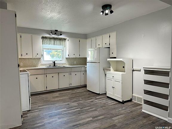 5th image of 207 11th St
