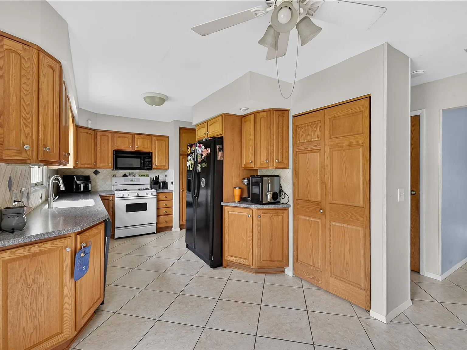 4 bed, 2.5 bath, 2128 sqft, $3,000 — Photo 3