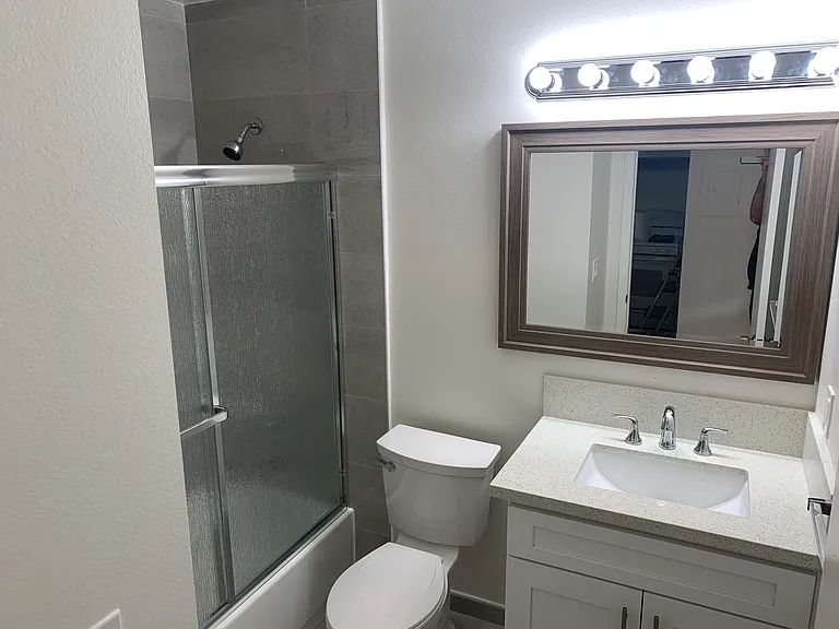 123 W Chevy Chase Dr — Photo 5