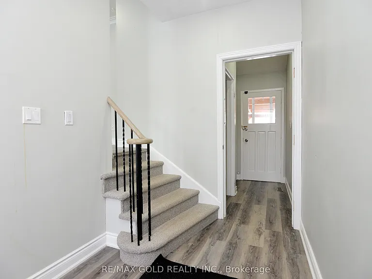 70 Greystone Cres — Photo 2