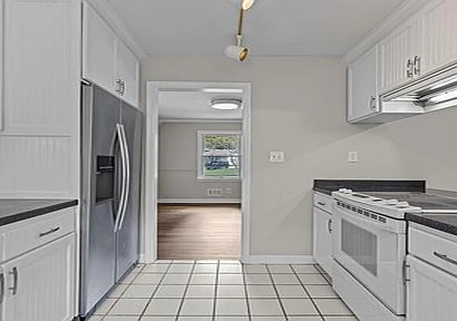4 bed, 3.0 bath, 3000 sqft, $1,139 — Photo 4