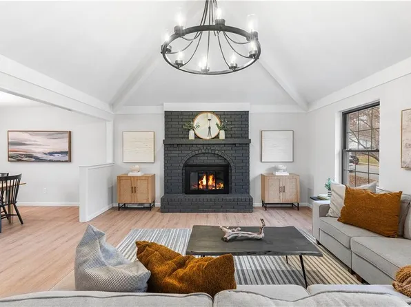 1204 SW Mic O Say Dr, Blue Springs, MO 64015