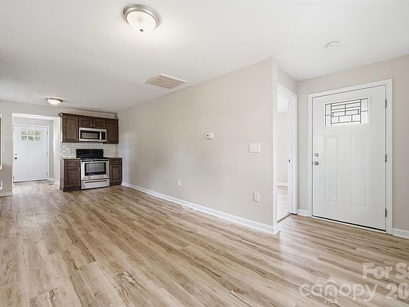 5th image of 413 Pleasant Ave