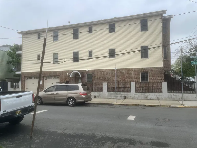 1 Montrose Ave #2 — Photo 5