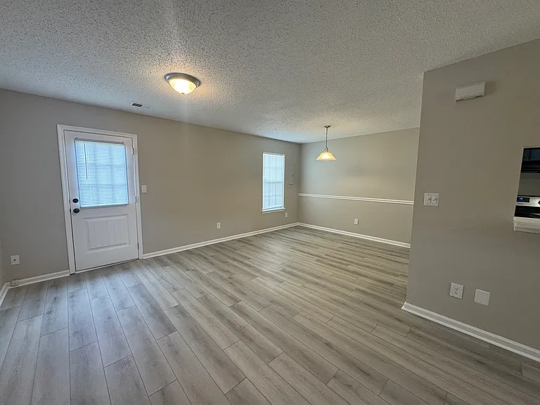 122 Wexford Dr E — Photo 3
