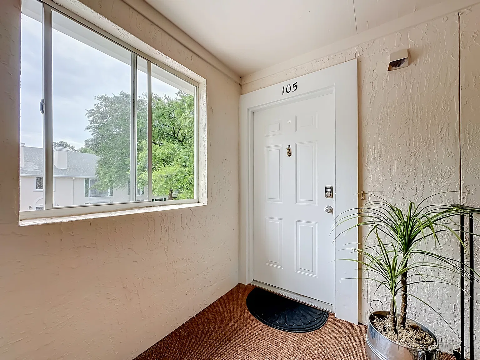 13715 Richmond Park Dr N — Photo 2