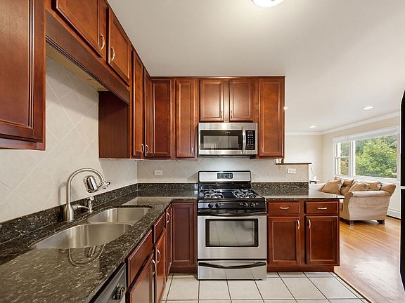 4th image of 38 Elgin Ave APT B6