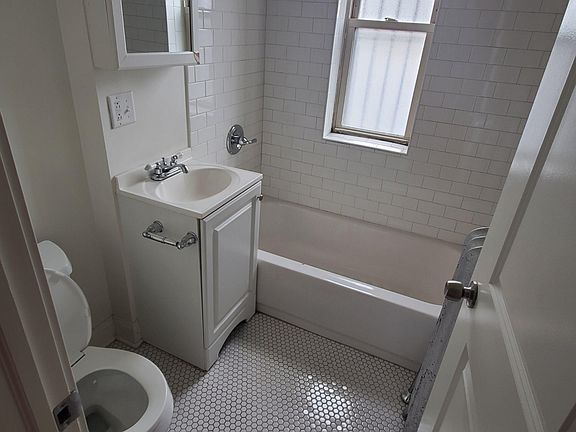 3rd image of 2949 W Fullerton Ave APT 1E