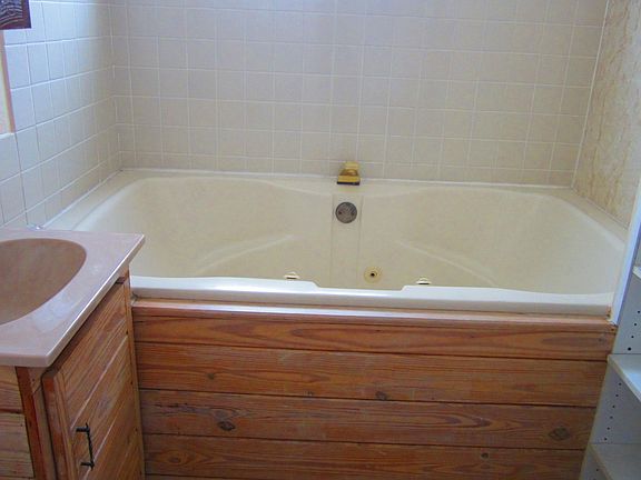 Jacuzzi Tub on 2nd Bathroom