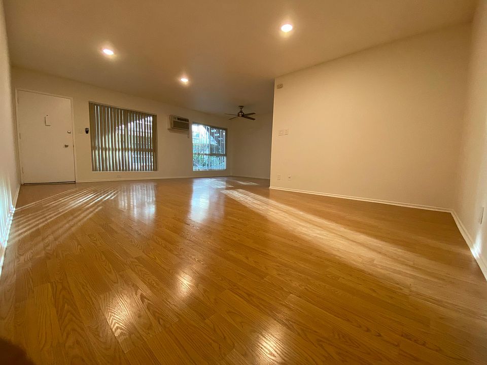 1st image of 13423 Burbank Blvd APT 4