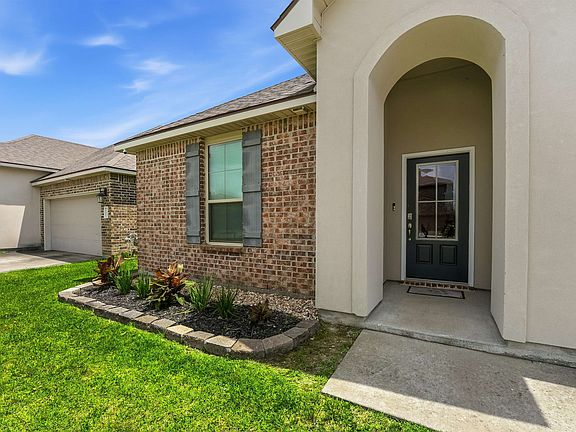 3rd image of 303 Oak Hampton Dr