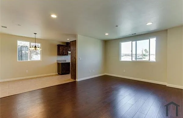 5 bed, 1950 sqft, $3,800 — Photo 3