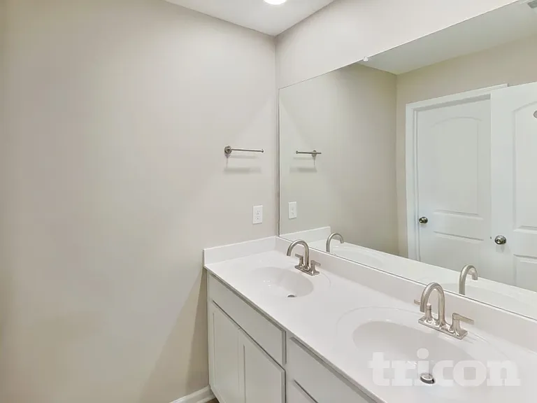 247 W Millbrook Dr — Photo 16