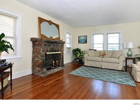 1st floor living room w/fireplace