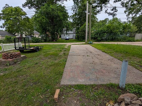 2nd image of 3021 Hoyt St