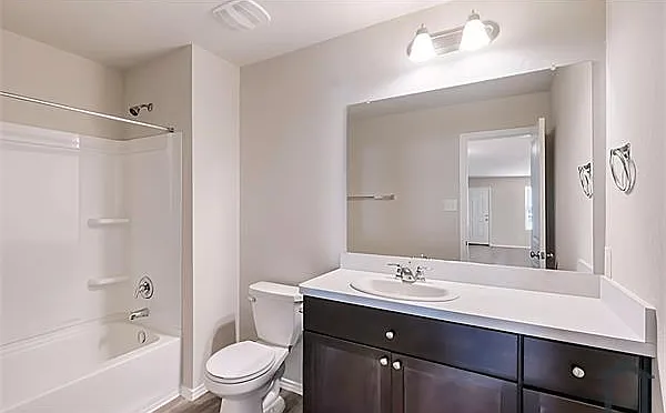 4 bed, 1880 sqft, $2,520 — Photo 3