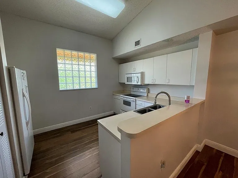 6992 SW 39th St #I203 — Photo 2