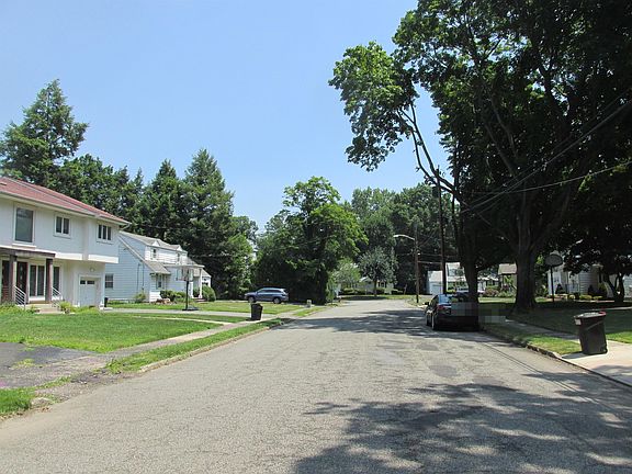 4th image of 36-09 Lenox Dr
