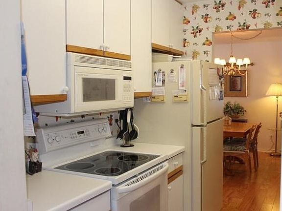 5th image of 940 W Heritage Ct