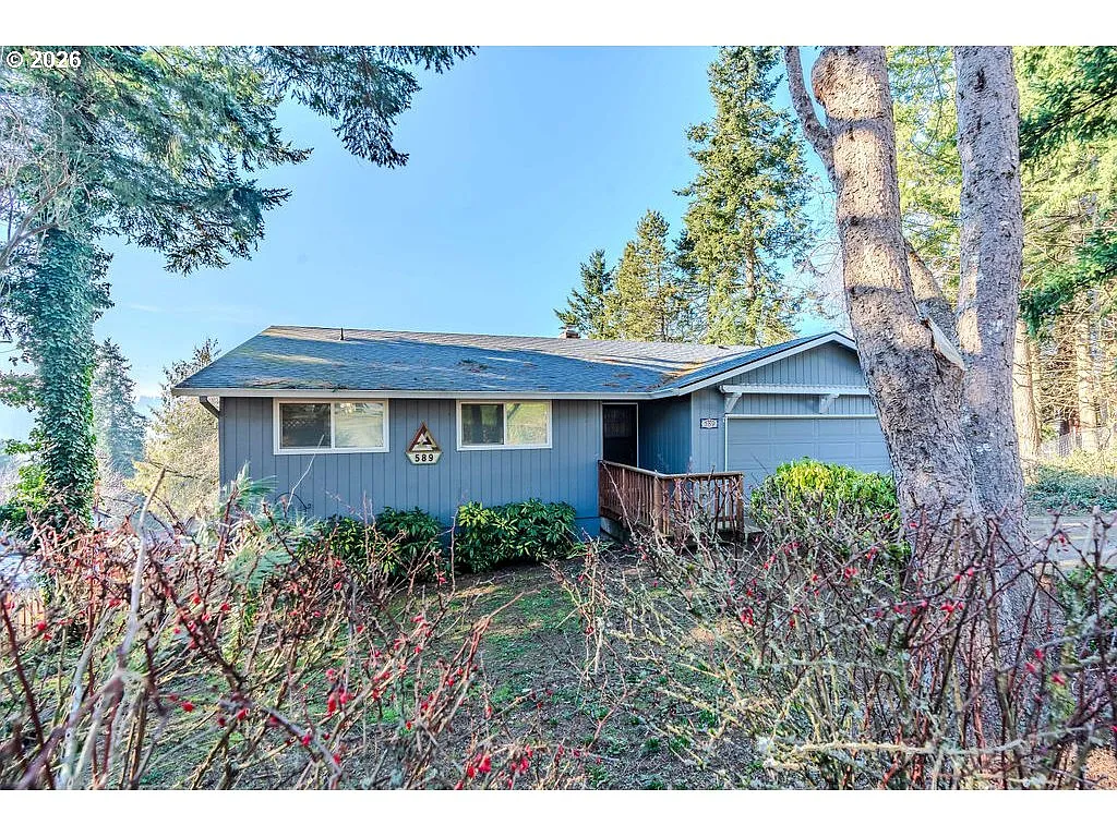 589 NE Westview Ln photo 1