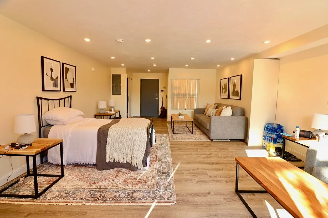 Studio, 440 sqft, $2,700 — Photo 1