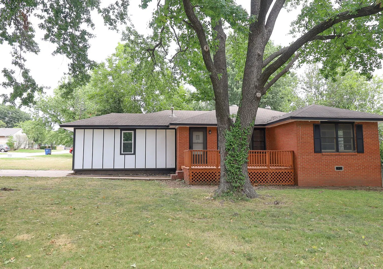 Cute Tulsa Home Available 11/14! 3 bedrooms and 2 bath — Photo 1