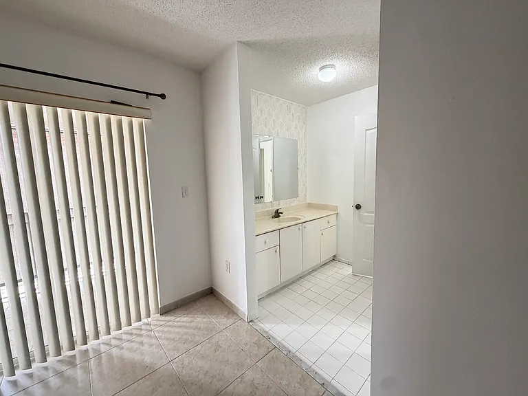 2553 W 76th St #202 — Photo 14