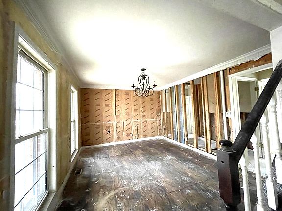 3rd image of 2266 Forest Lawn Dr