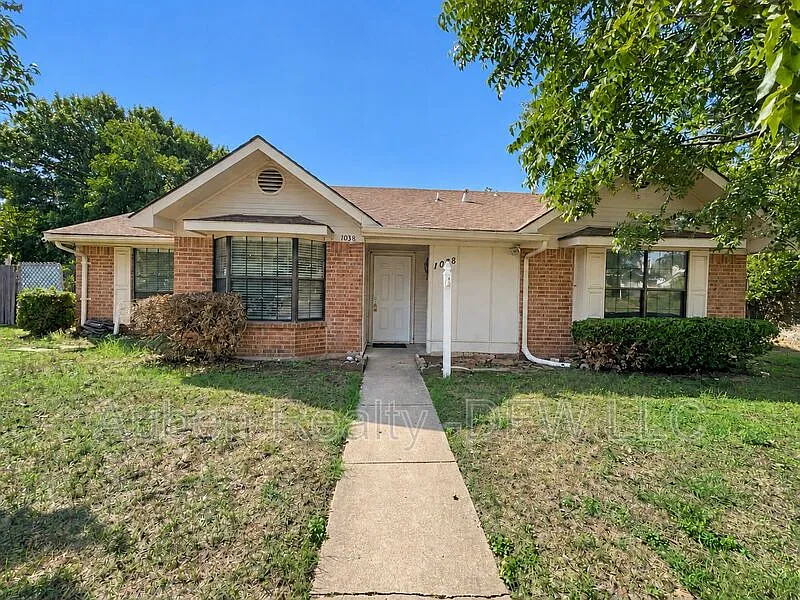 3 bed, 2.0 bath, 1368 sqft, $1,895 — Photo 3