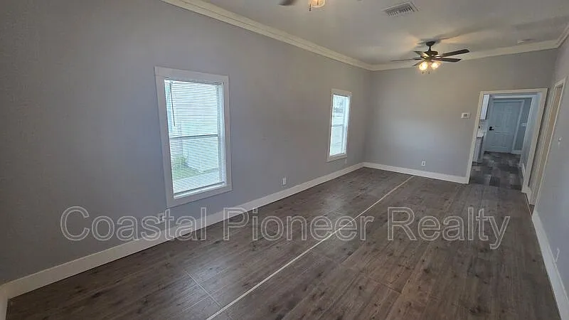 3 bed, 2.0 bath, 1050 sqft, $2,100 — Photo 4