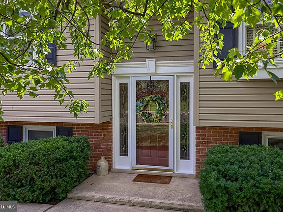 5th image of 434 Surrey Dr