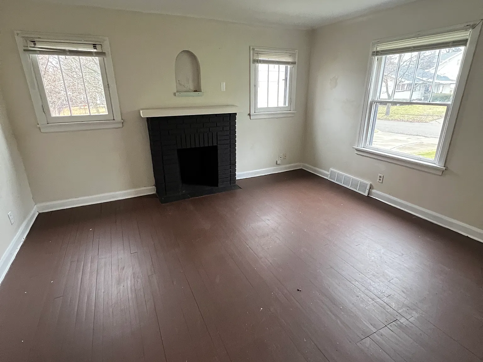 3 bed, 826 sqft, $995 — Photo 4