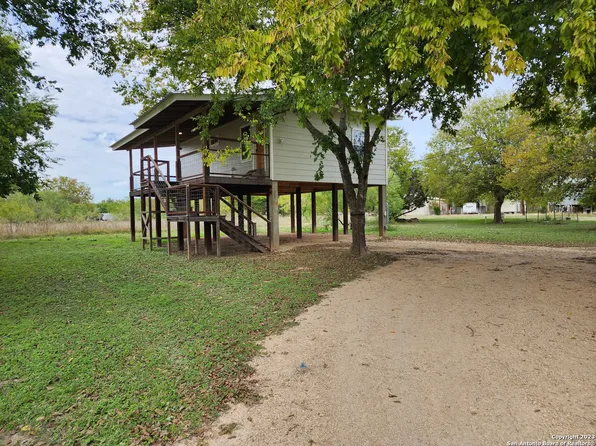 365 Arroyo Dr, Bandera, TX 78003