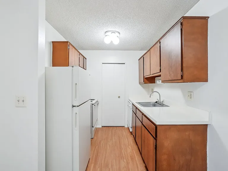 Bridgewood Apartments — Photo 8