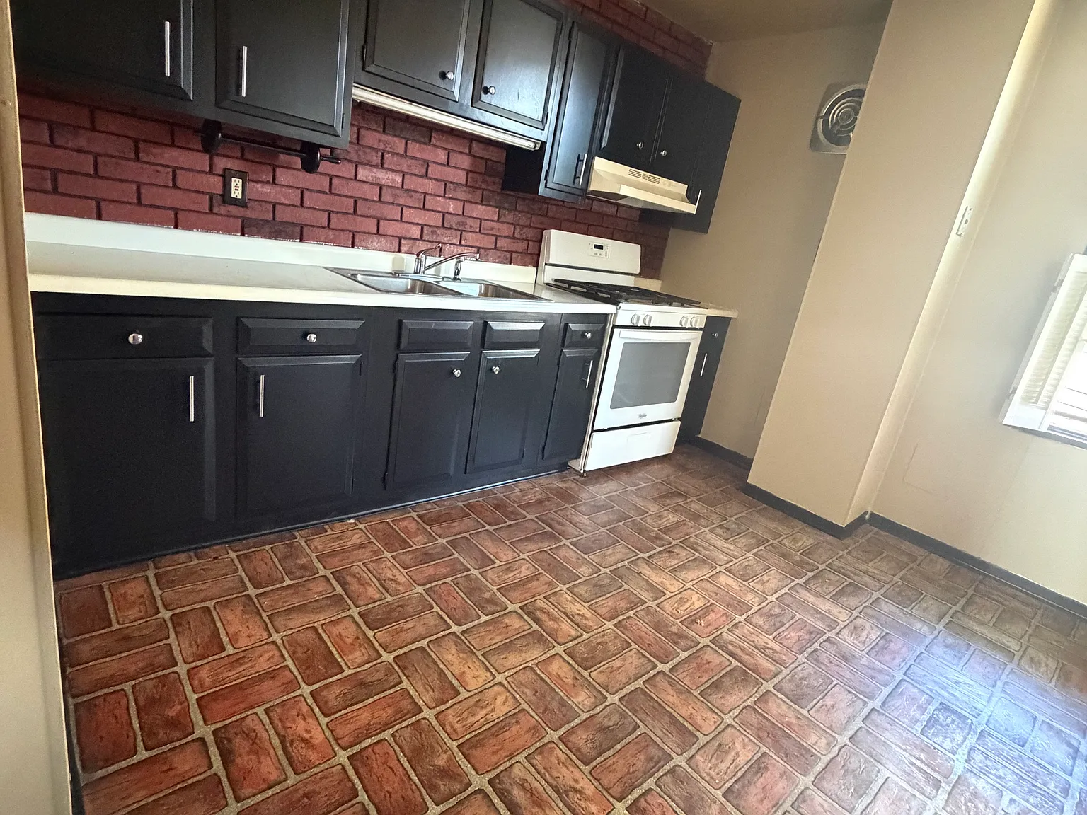 2 bed, $1,100 — Photo 1