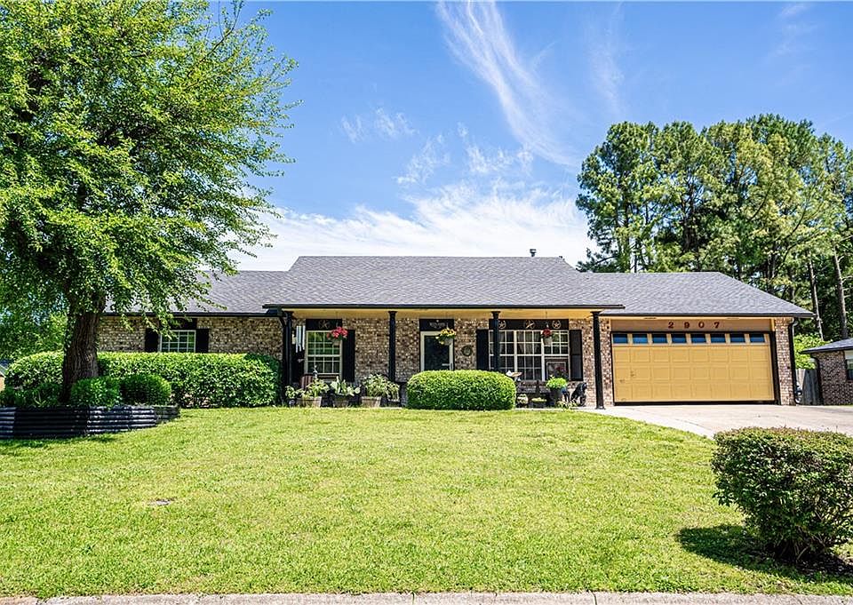 1st image of 2907 Parkwood Dr