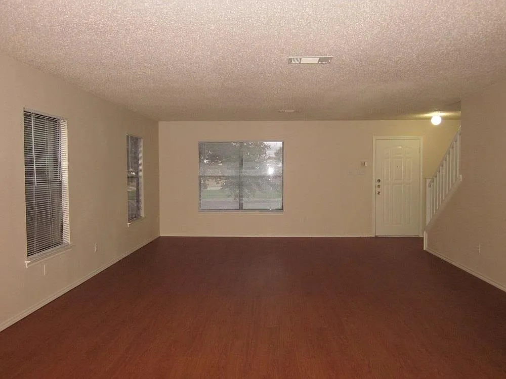 4 bed, 2.5 bath, 2450 sqft, $1,995 — Photo 2
