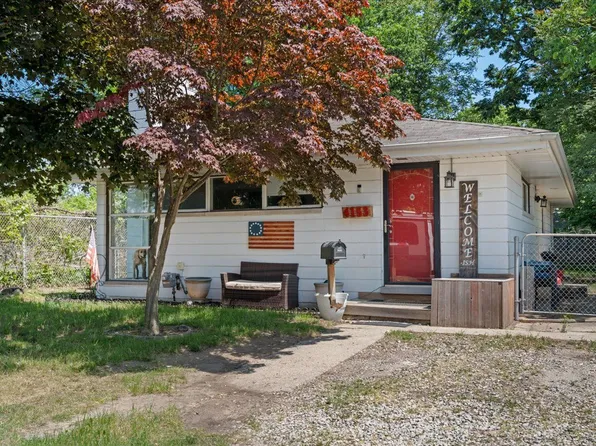 4153 Chamberlain St, Wayne, MI 48184