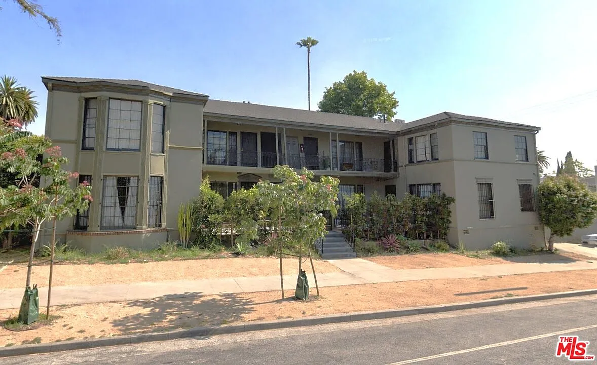1 bed, 1.0 bath, 746 sqft, $2,400 — Photo 1