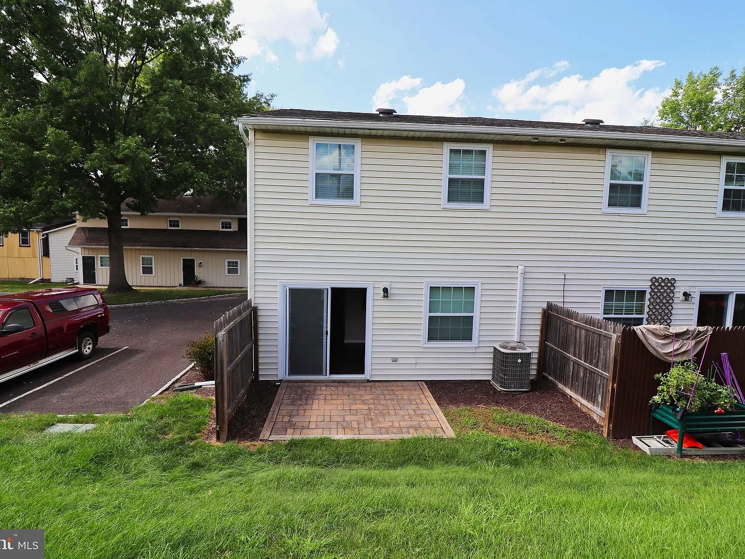 2 bed, 1.5 bath, 1320 sqft, $2,100 — Photo 3