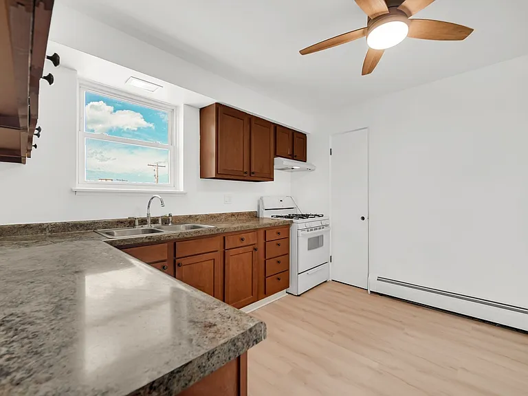 1307 Calumet Ave — Photo 9