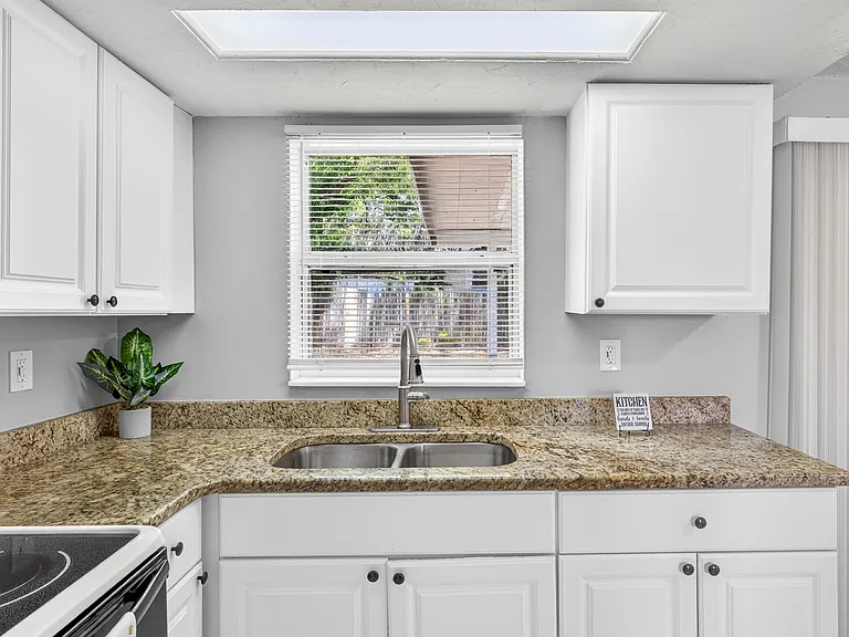 4421 Beacon Square Dr — Photo 9