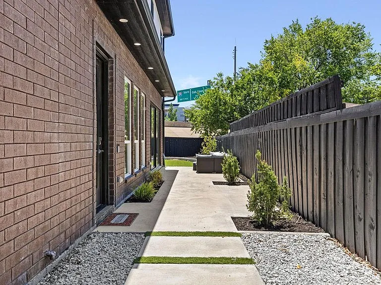 2722 Hondo Ave — Photo 1