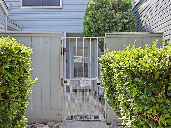 5th image of 2930 Driftwood Pl APT 26