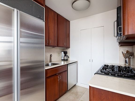 4th image of 400 E 70th St APT 2902
