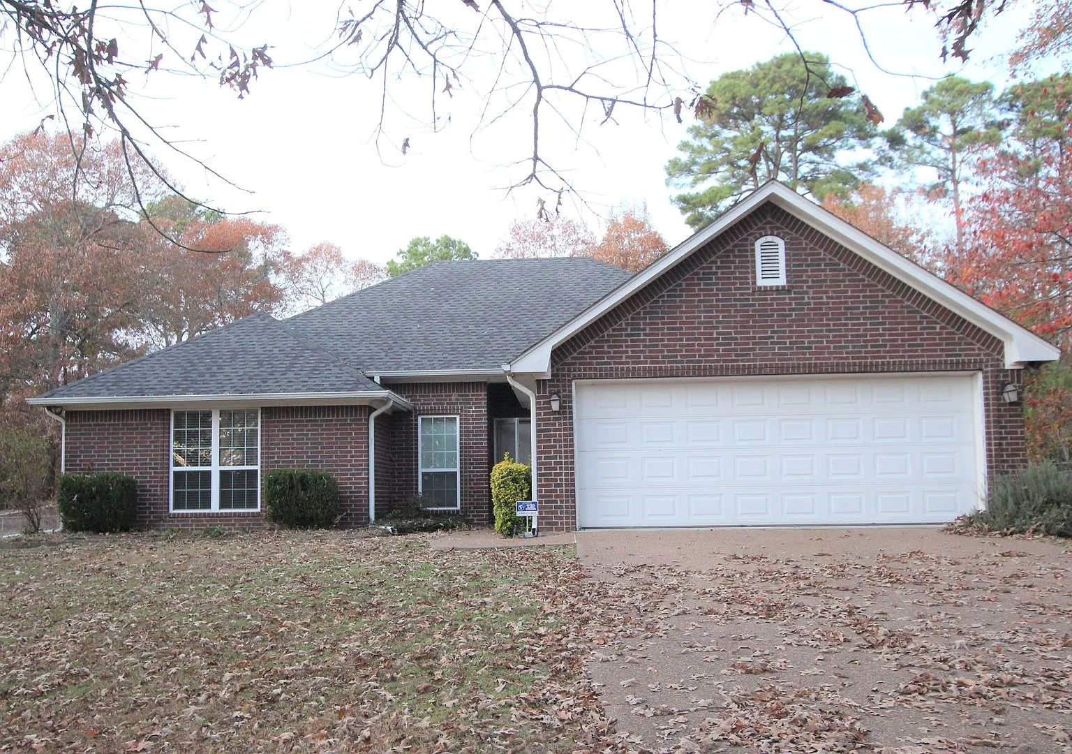 Beautiful 3 Bedroom Home in Flint! — Photo 1