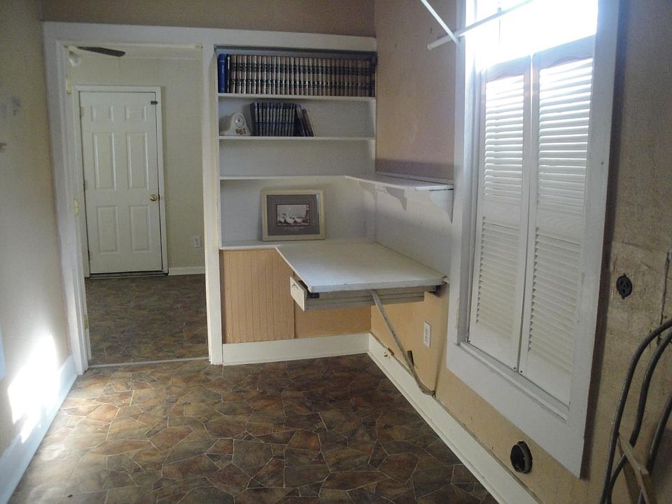 2nd image of 2547 Hoyer St