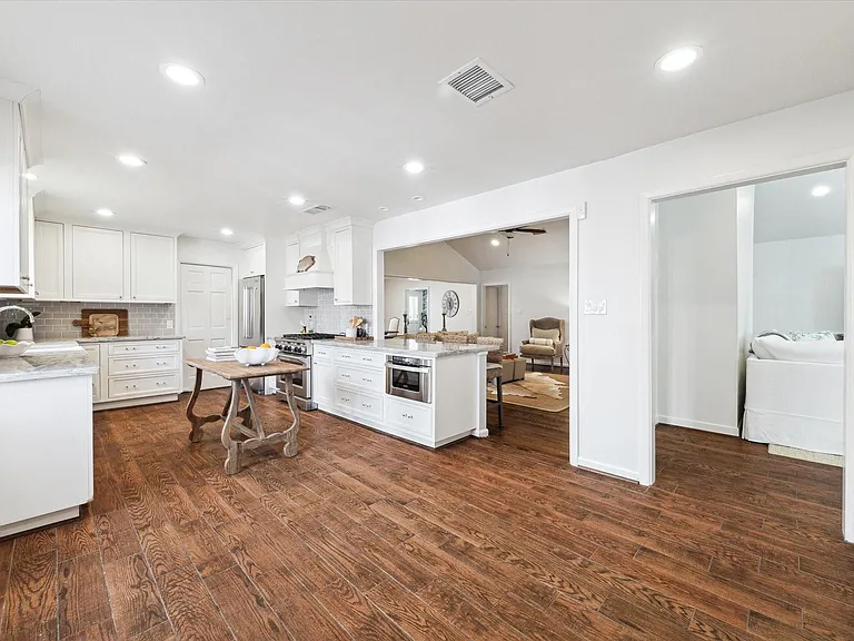737 Country Ln — Photo 15
